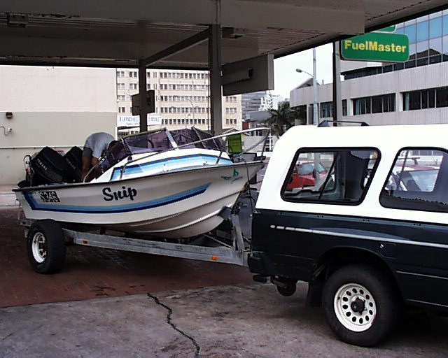Зареждане на лодката с гориво